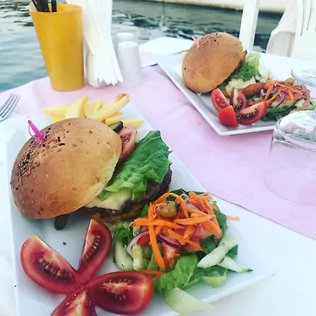 Hotel Uzum Tatil Evi 3*